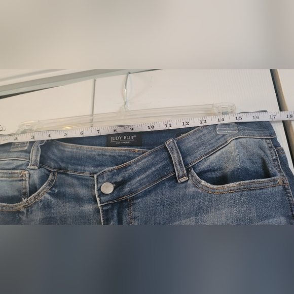 LIKE NEW medium blue dad jeans feature a high-rise cross-over waistband - Picture 4 of 8